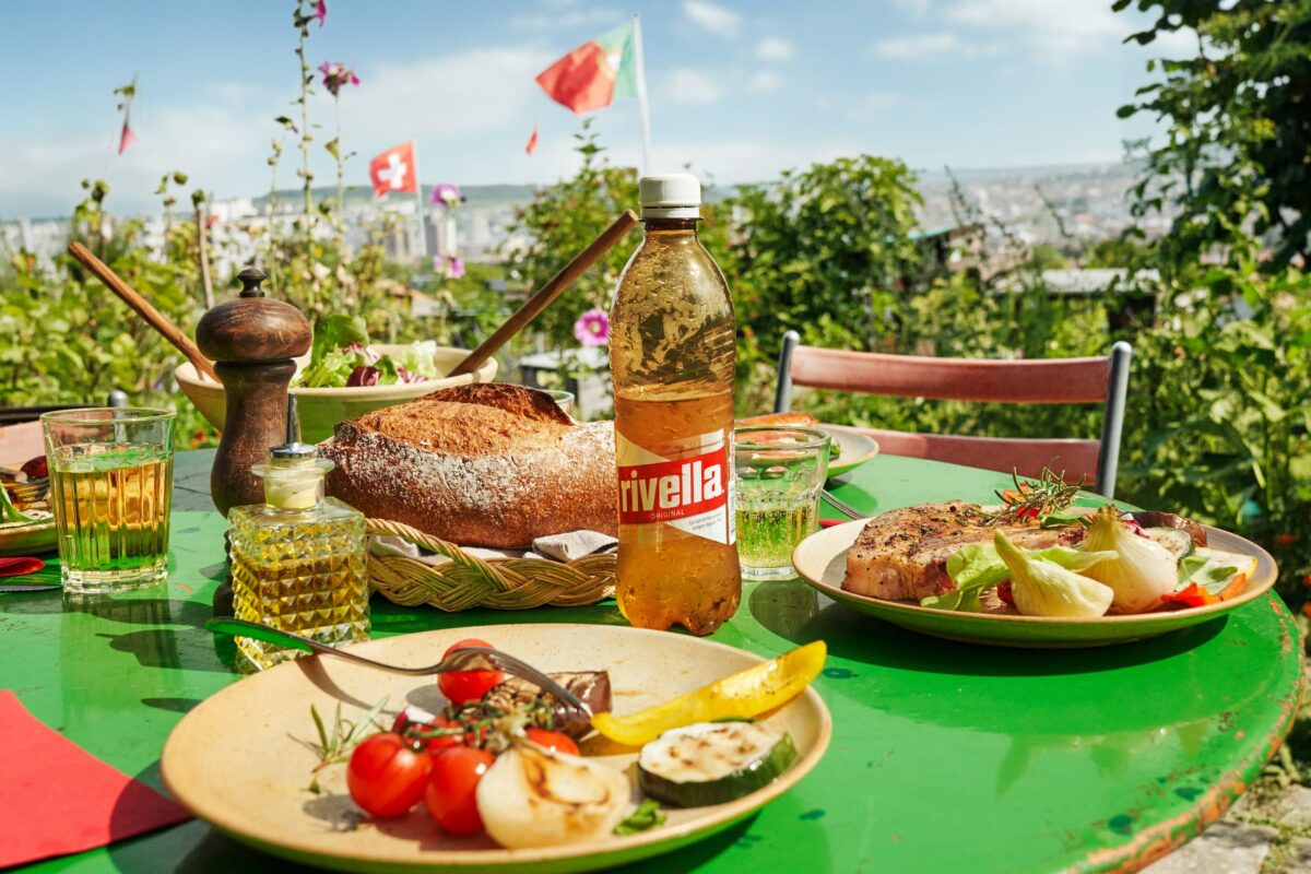 Feines Grill-Essen mit einer rivella rot Fläsche