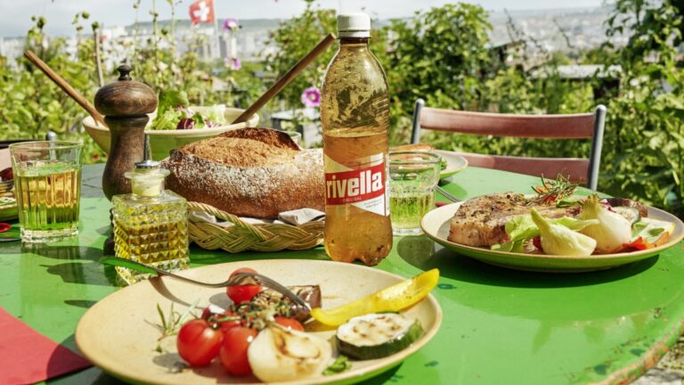 Leckeres Grill-Essen mit einer rivella rot Fläsche