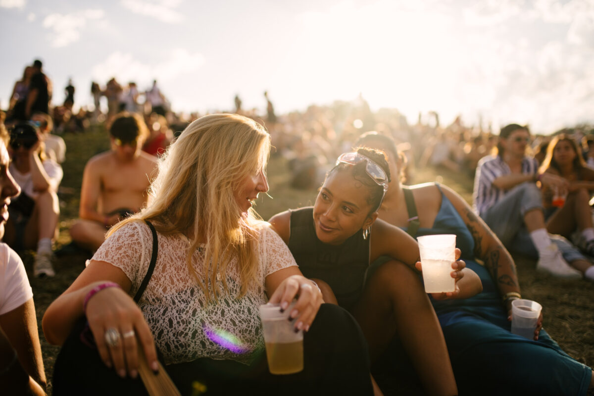 Menschen geniessen ein Rivella am Gurtenfestival