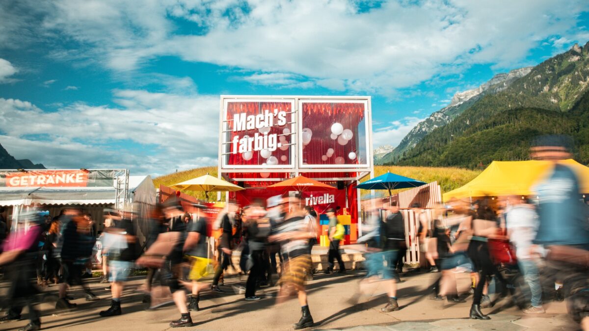 Rivella Stand an einem Festival in den Bergen