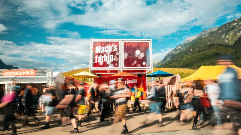 Rivella Stand an einem Festival in den Bergen