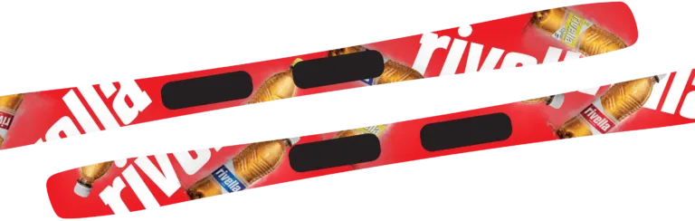 Ski im Rivella Design mit Flaschen, Rot, Blau und Gelb.