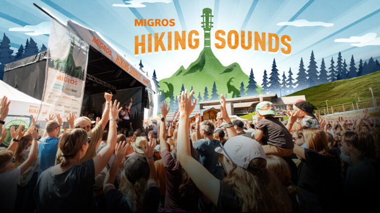 Menschenmenge jubelt bei Migros Hiking Sounds Konzert.