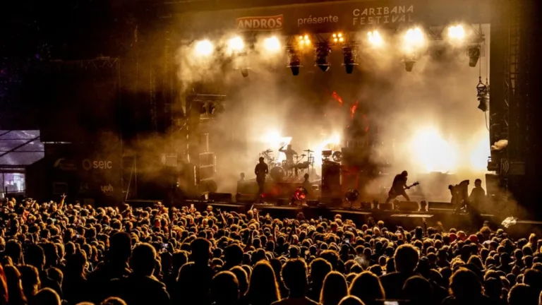 Konzertbühne mit Publikum, beleuchtet von gelben Scheinwerfern.