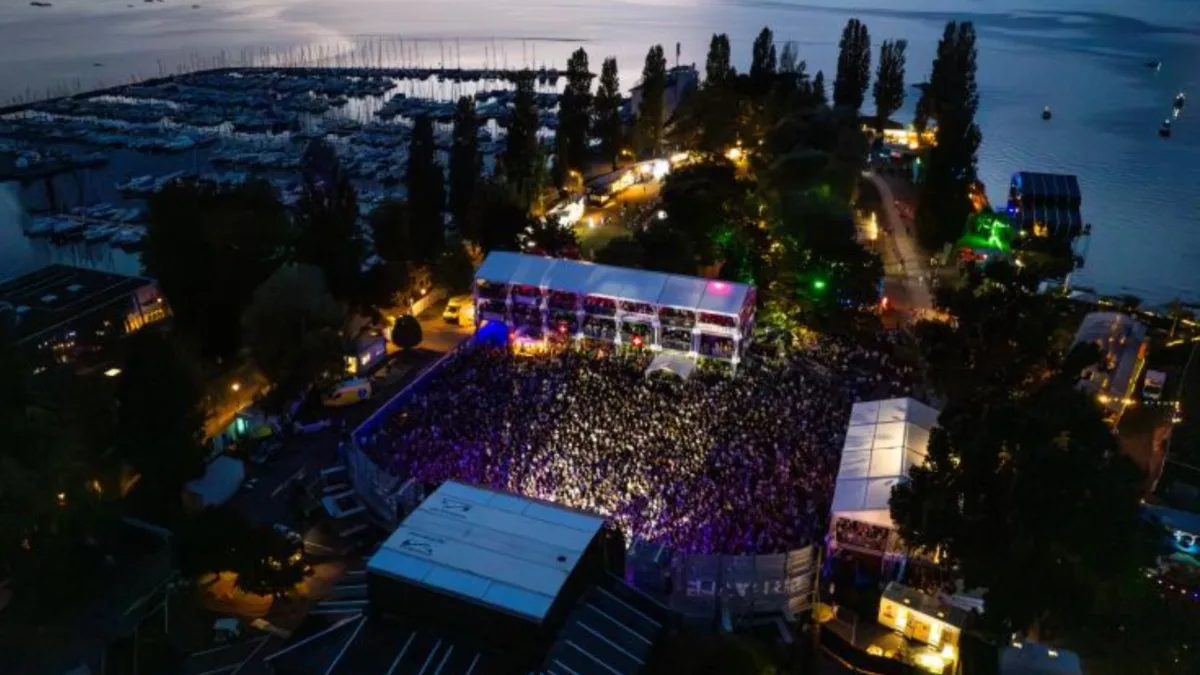 Großes Konzert am See mit bunter Lichtshow und Publikum.