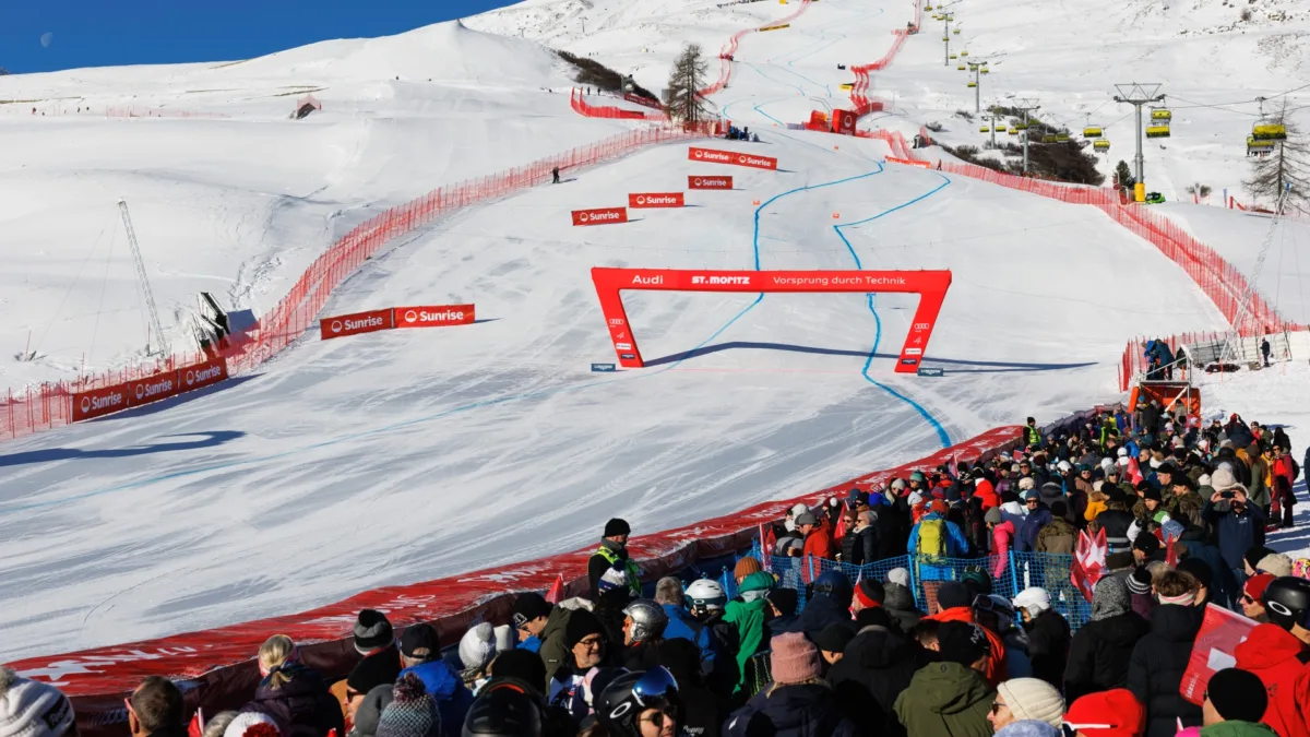 Skiabfahrt in St. Moritz mit zahlreichen Zuschauern im Schnee.